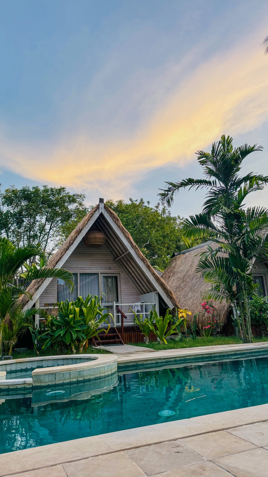 Bungalow com piscina ao fim do dia