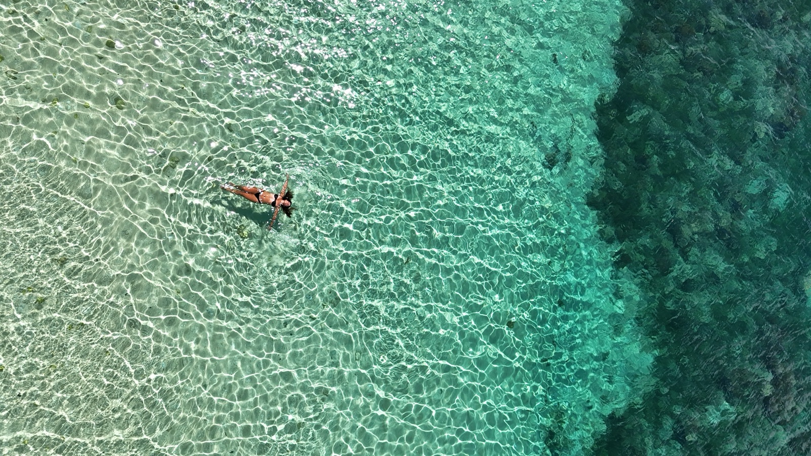A nadar em água transparente, vista de drone, Bali