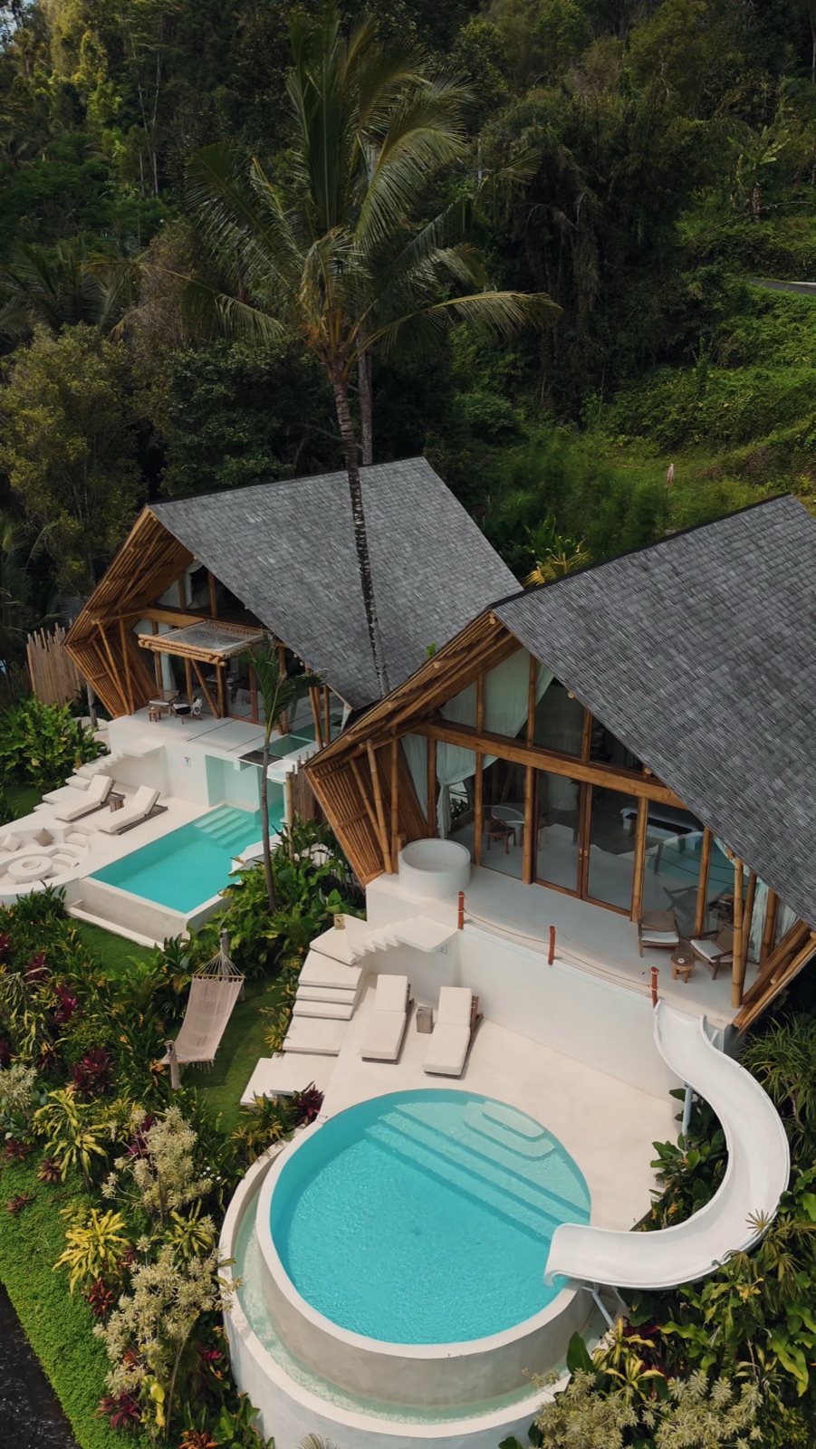 Villa de bambu com piscinas, vista de drone