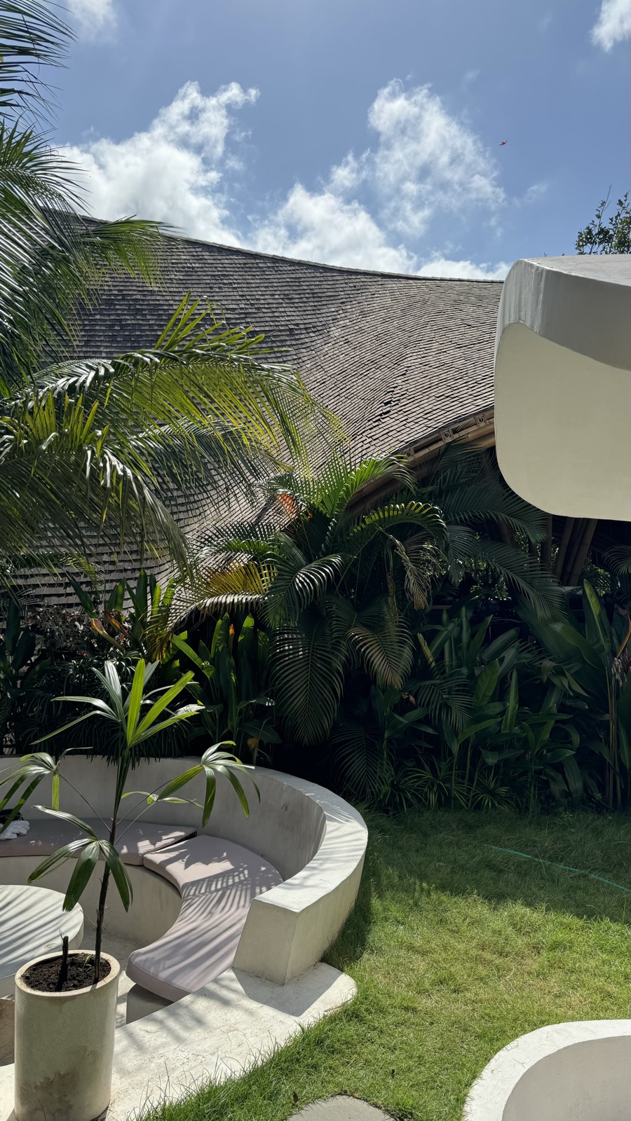 Jardim tropical e telhado de uma villa