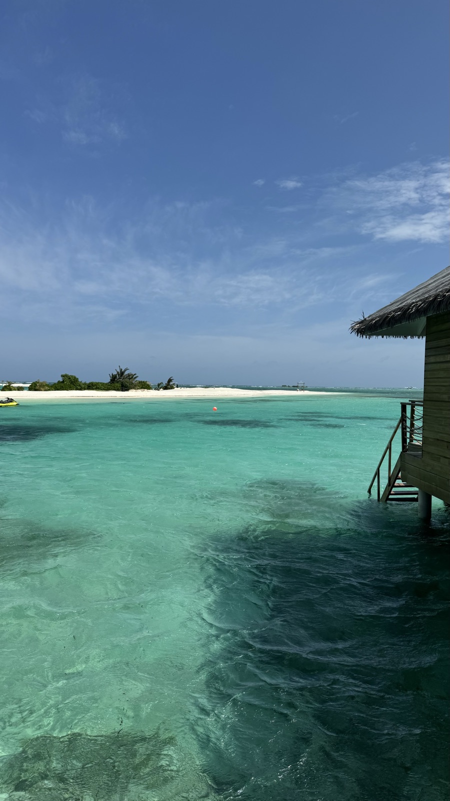 Bungalows sobre a água e mar turquesa