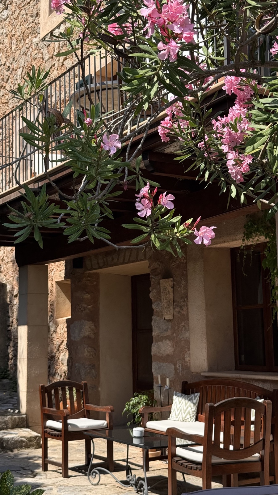 Flores cor-de-rosa e varanda de pedra, Ca's Xorc