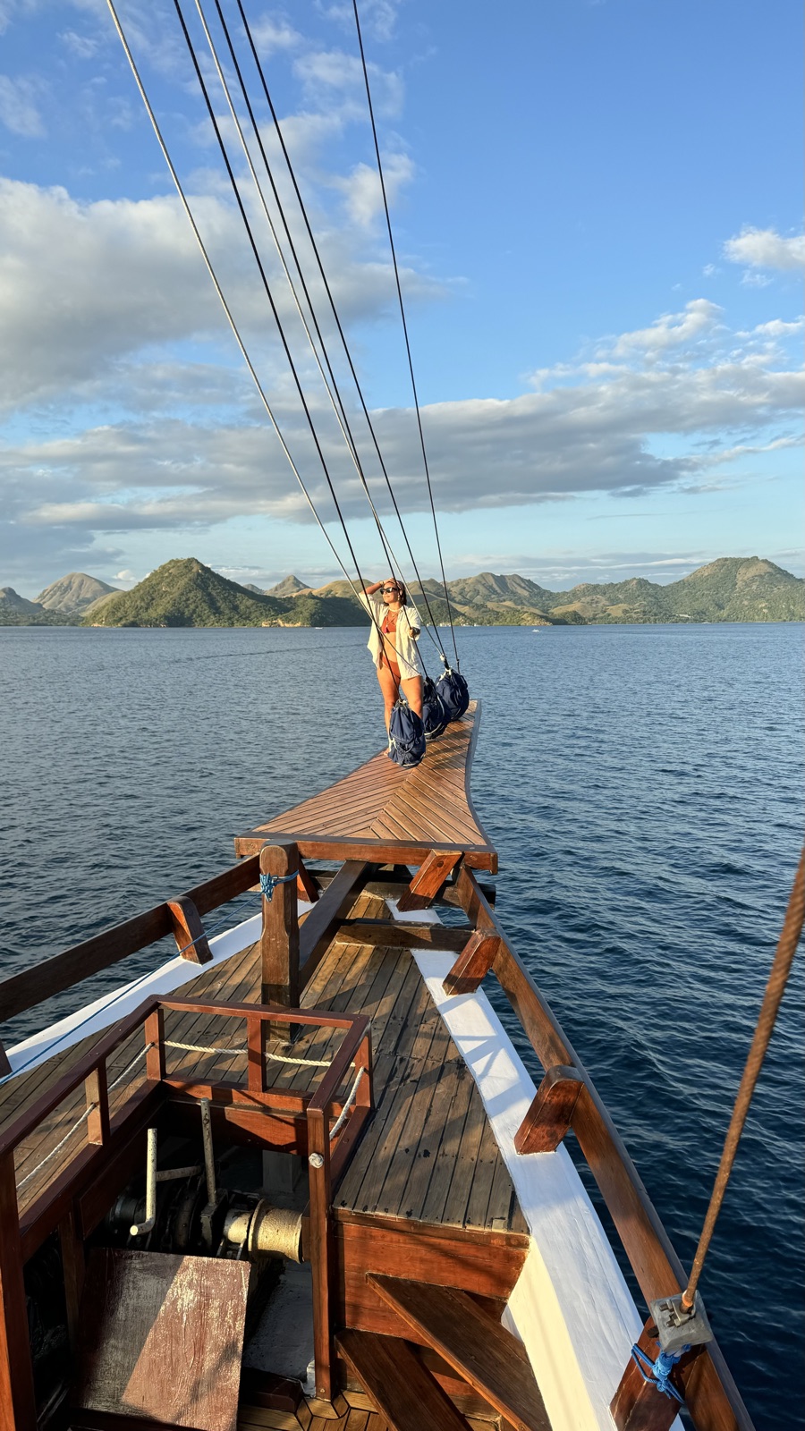 No convés de um barco, com as ilhas de Komodo ao fundo