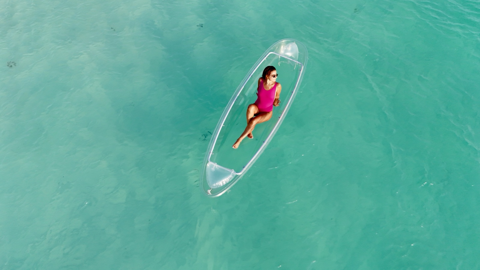 Caiaque transparente em água turquesa, Zanzibar